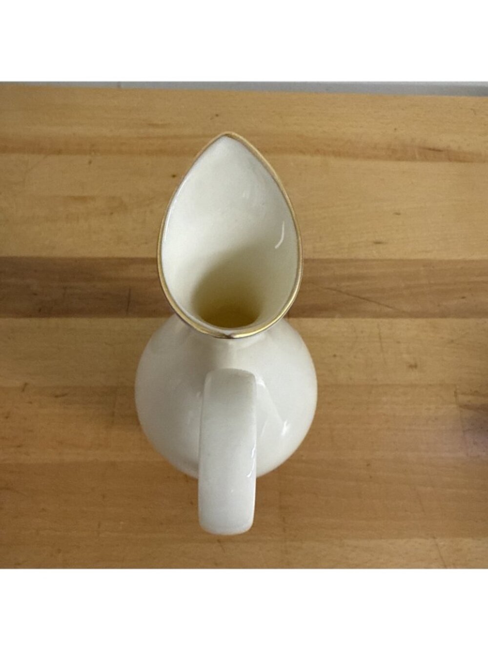 Lenox Sleek Modern Pitcher LENOX, USA Gold Trim White Handle & Interior - Picture 3 of 4
